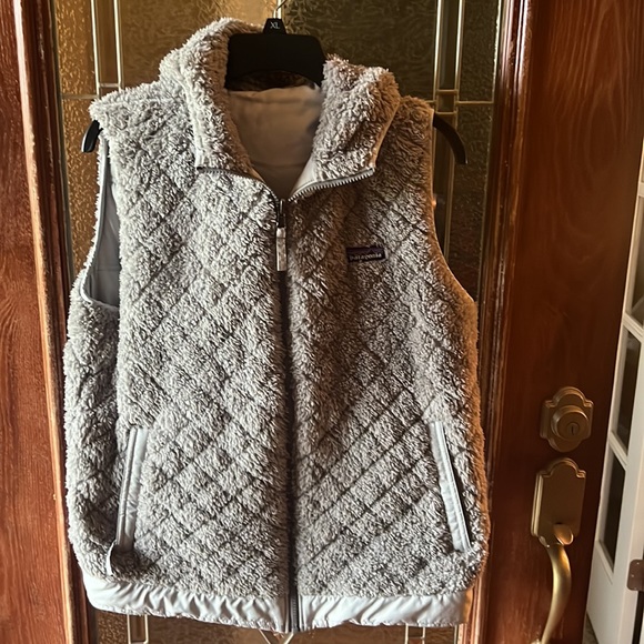 Ladies Reversible Patagonia Vest Gray Large NWOT - Picture 3 of 4